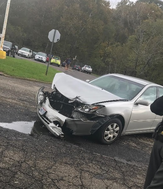 Teenage+driving+accident+yesterday+in+the+LHS+parking+lot.